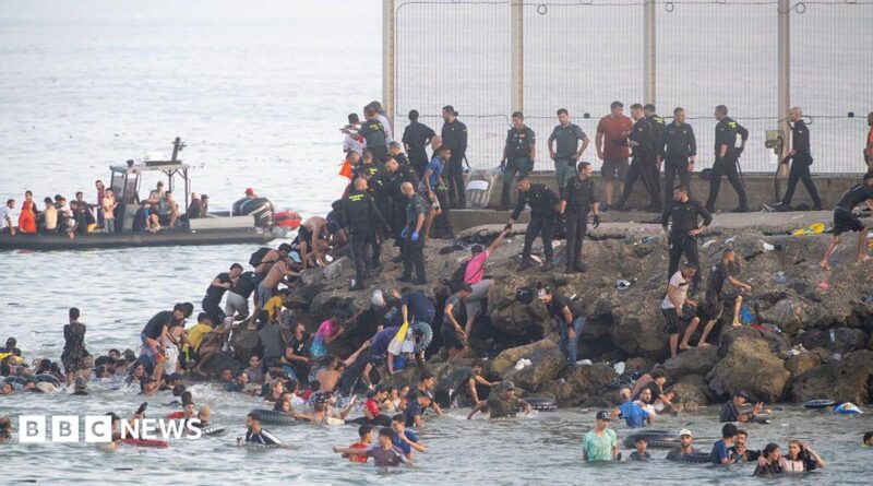 Unos 60.000 migrantes llegan a Ceuta en 24 horas, afirma el líder del territorio español