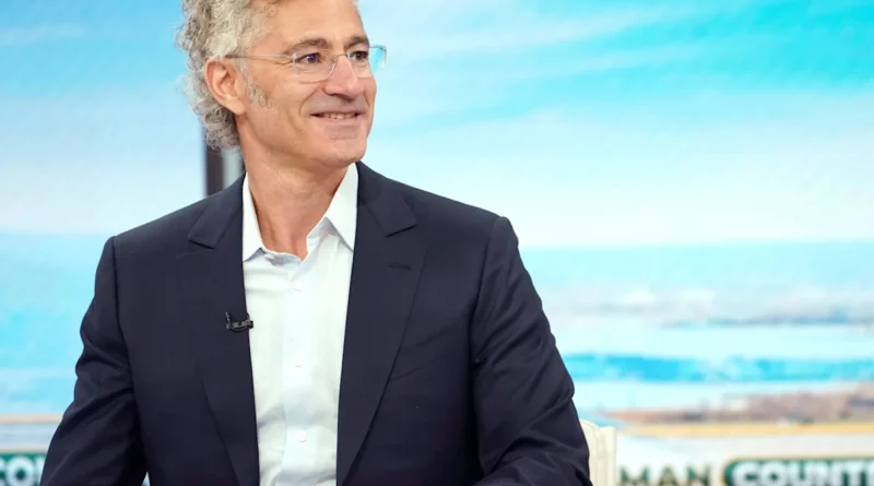 Alex Karp rings the alarm for salespeople, saying Palantir's teams crushed earnings with a 'miniscule and shrinking' head count