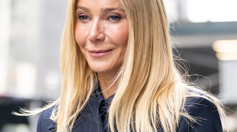 Gwyneth Paltrow, Daughter Apple Martin Look Alike in Summer Photo