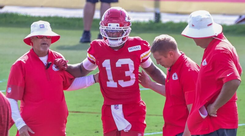 Il rookie dei Kansas City Chiefs Cyrus Allen si procura un livido alla tibia durante il ritiro